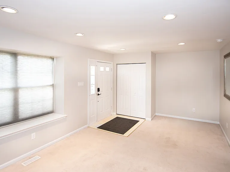 652 Longwood Rd — Photo 3