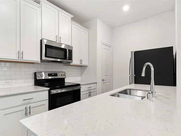 1808 Roadrunner Dr — Photo 2