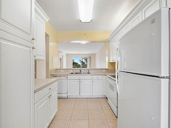 3rd image of 7765 Yardley Drive #403