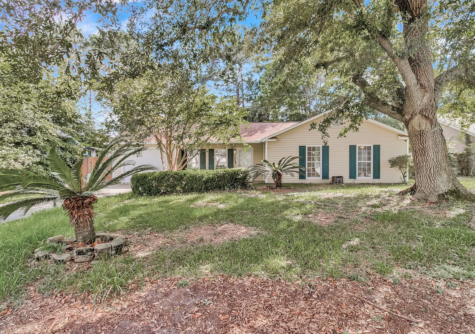 Convenient Summerville Living — Photo 4