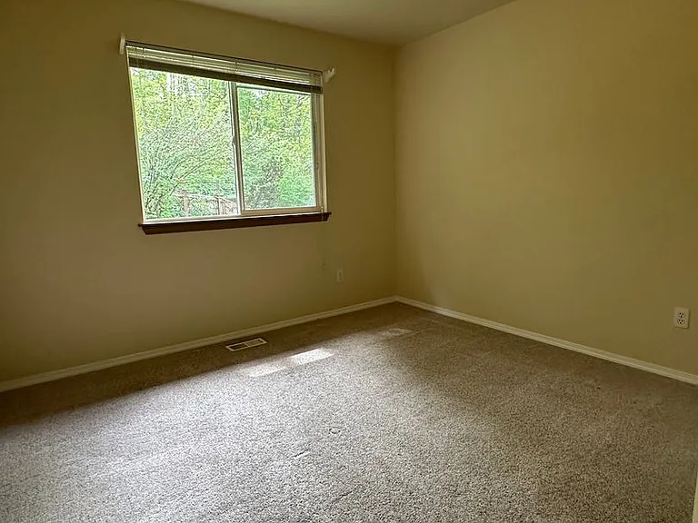 408 Saratoga St — Photo 12