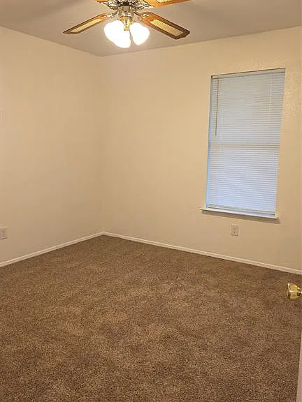 210 E Witt St — Photo 11