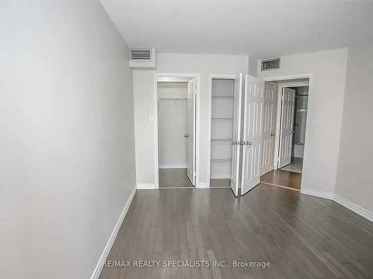 45 Kingsbridge Garden Cir #601 — Photo 21