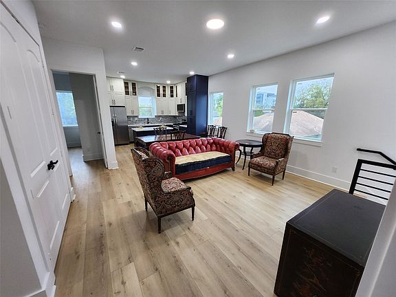 4th image of 207 Carl St
