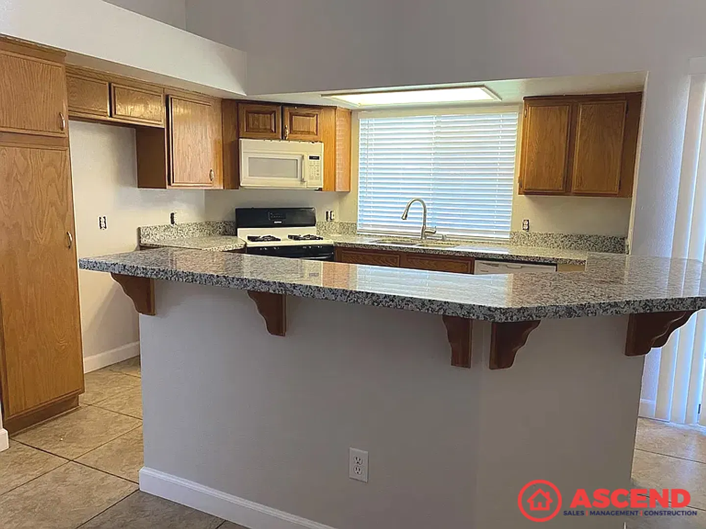 Spacious 4BD/3BA Home in Bakersfield's 93311, Gardener Included! — Photo 2