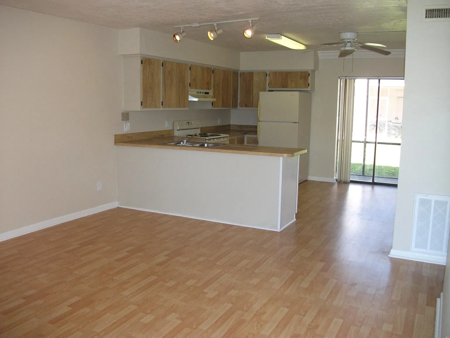 2 bed, 858 sqft, $1,350 — Photo 2