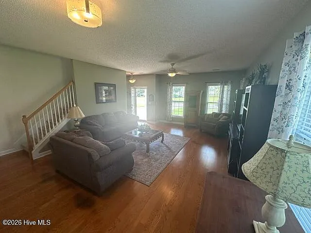 5 bed, 3.0 bath, $2,500 — Photo 3