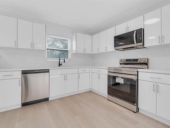 4th image of 3528 SW 12th Court