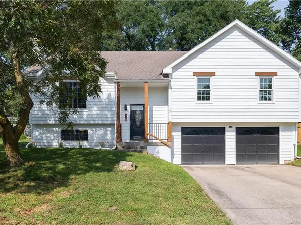 520 NE Bristol Dr, Lees Summit, MO 64086