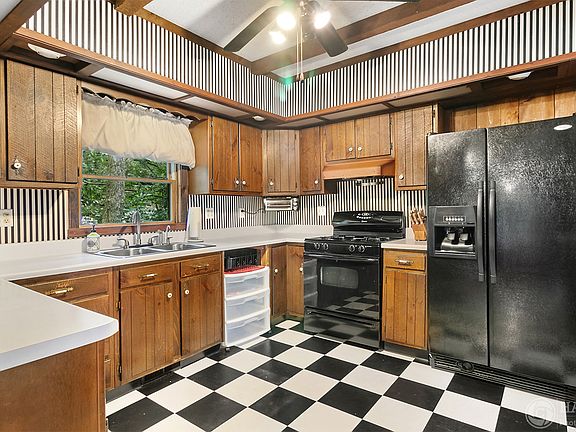 5th image of 524 Twin Oaks Dr