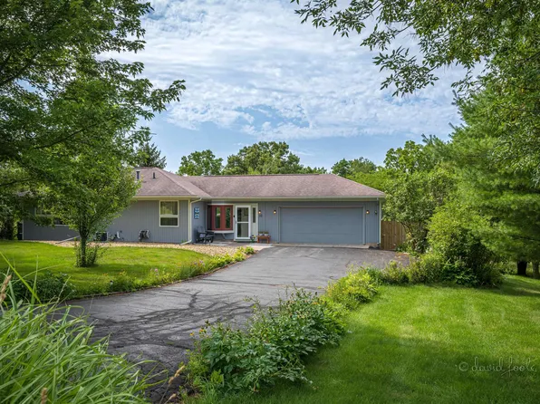 16 Cameron Rd, Galena, IL 61036