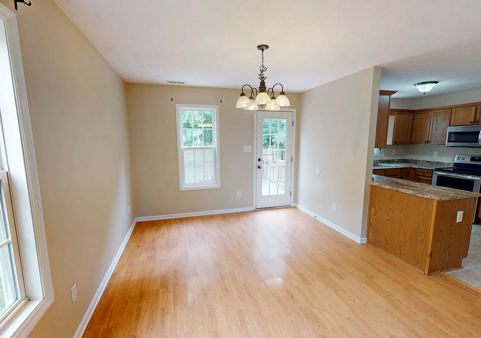 Spacious 4 Bedroom Minutes from Schools, Parks, & 295 Corridor to Fort Bragg! — Photo 4