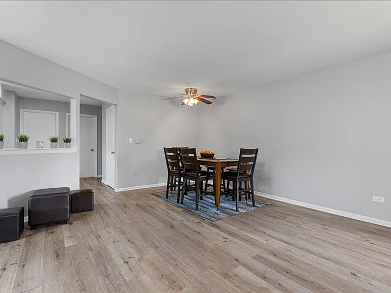 Renovated apartment with pool and parking — Photo 21