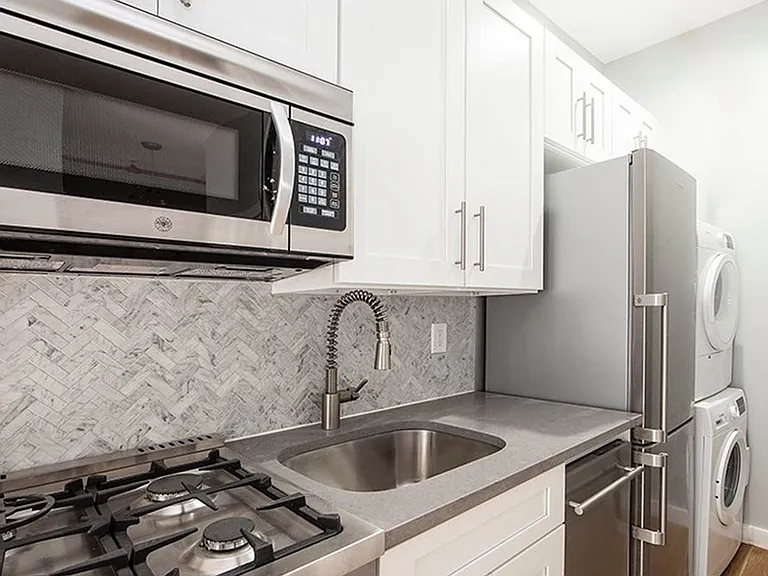 524 Putnam Ave #1R — Photo 3