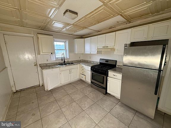 4th image of 819 N Curley St