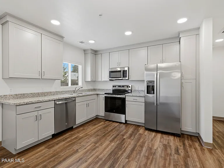 533 W Gurley St #3 — Photo 6