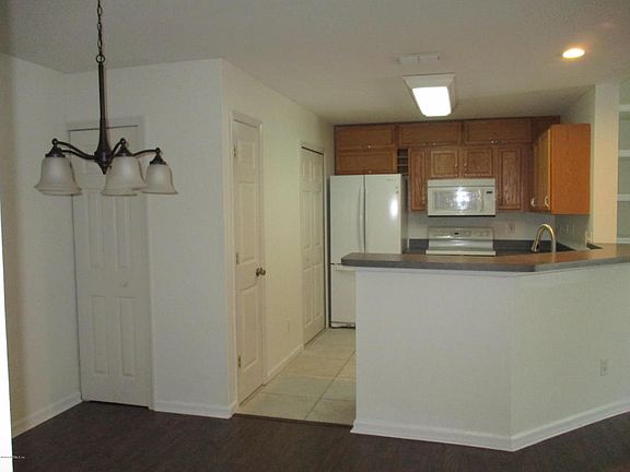 5th image of 13715 Richmond Park Dr N Unit 905