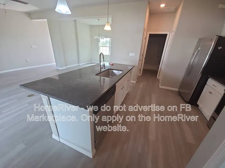 1128 NW 20th Pl — Photo 2
