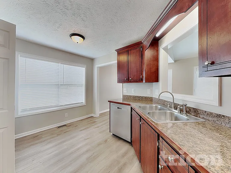 1616 Broad Cir — Photo 5