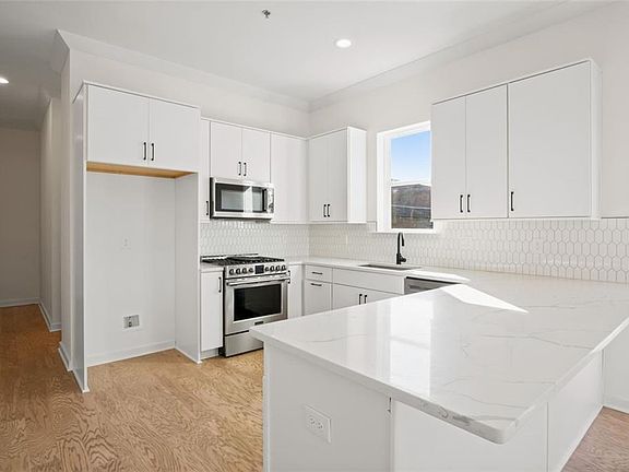 4th image of 417 E College Ave #201