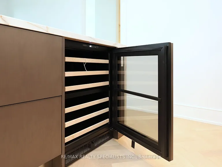 455 Wellington St W #704 — Photo 16