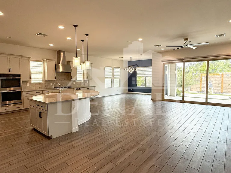 1447 E Flower St — Photo 3