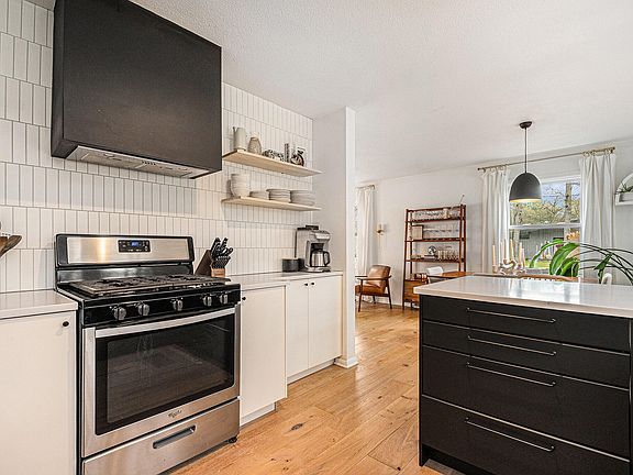 3rd image of 7518 Sheffield Dr SE
