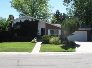 556 Newark Ct, Aurora, CO 80010