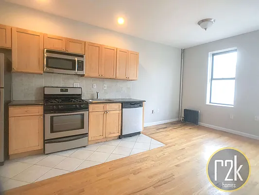 Rented by Realty 2000 Corp | media 4