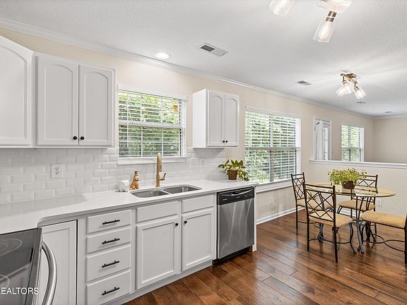 5th image of 706 Fox Landing Ln