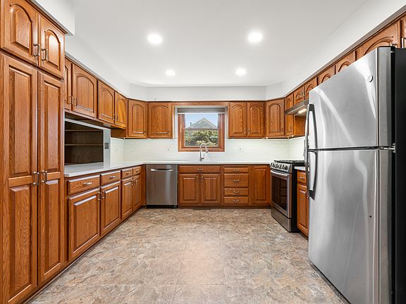 3rd image of 1602 Brittany Ln