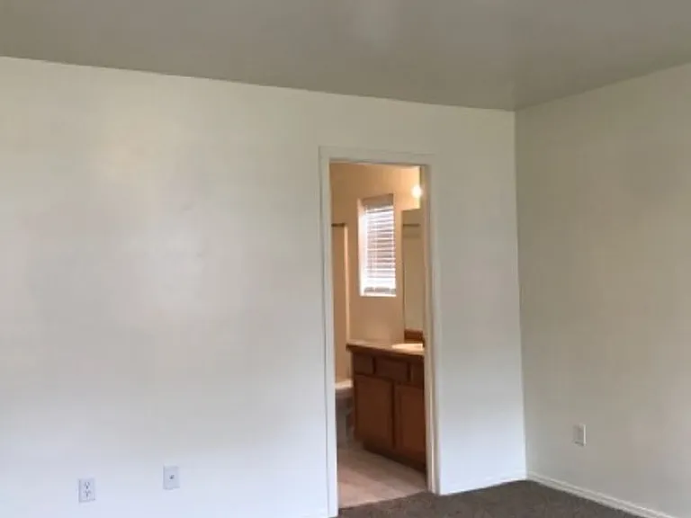 555 Parkwood Dr — Photo 9