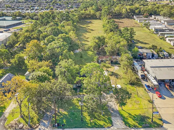 2926 Massey Tompkins Rd, Baytown, TX 77521