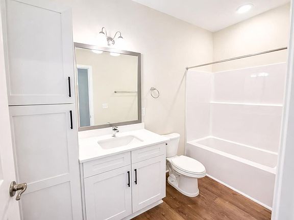 4th image of 300 Lennox Dr #2A