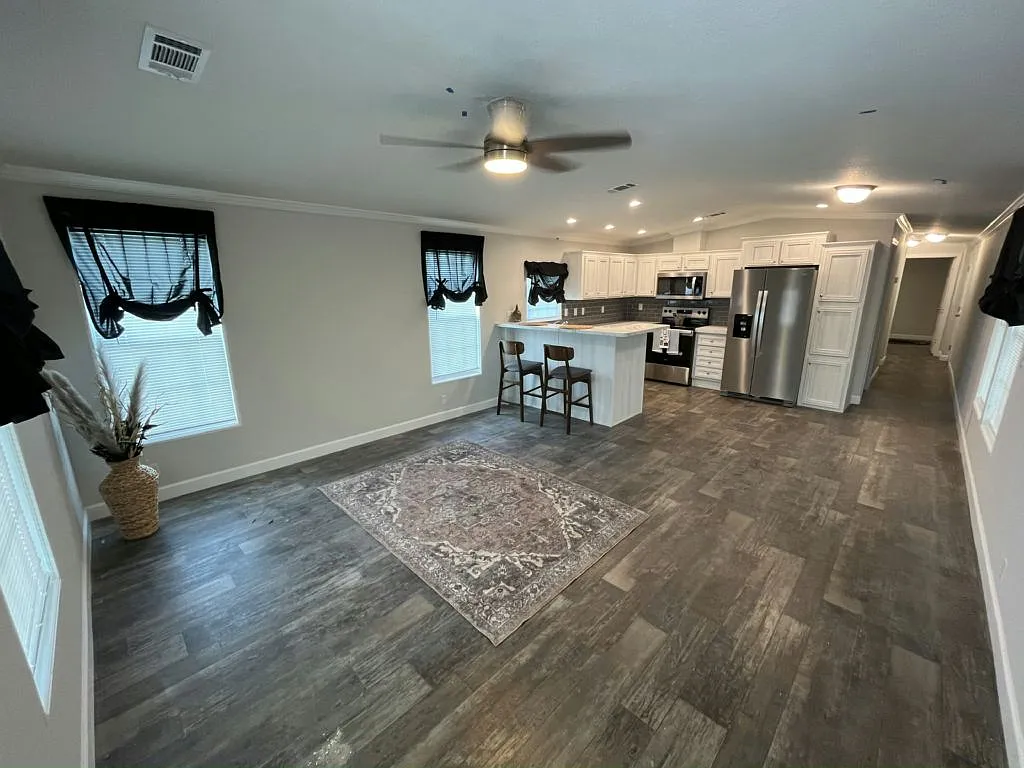 2 bed, 2.0 bath, 901 sqft, $1,299 — Photo 2