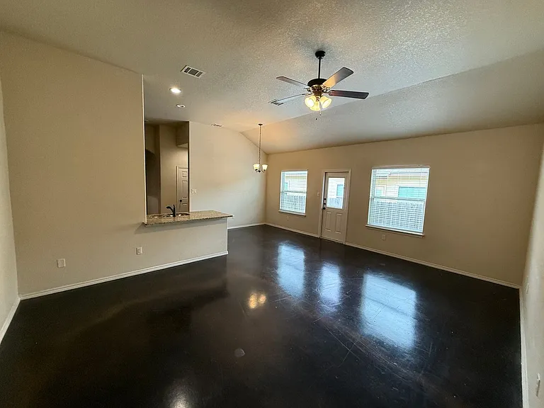 108 Stacy Ln — Photo 3