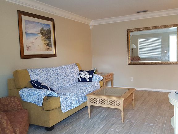 lIVING ROOM WITH 40" ROKU TV