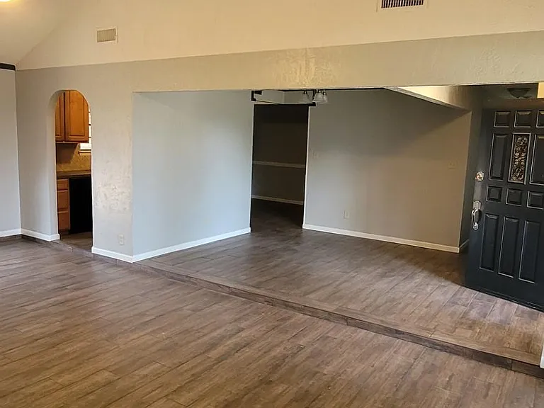 1729 Meadowcliff Dr — Photo 3
