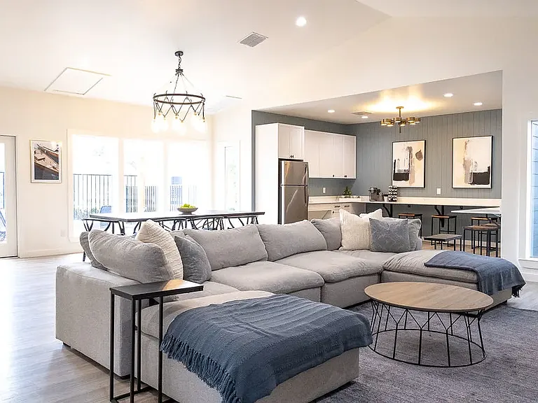 2170 Thousand Oaks Dr — Photo 1