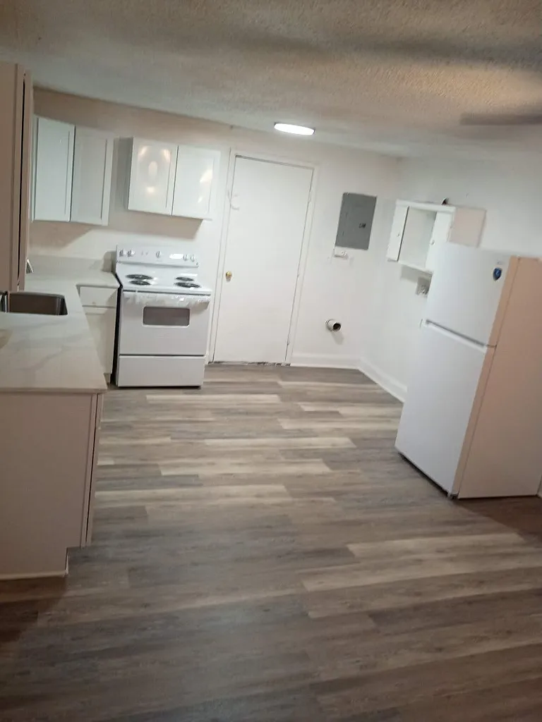 141 E Main — Photo 3