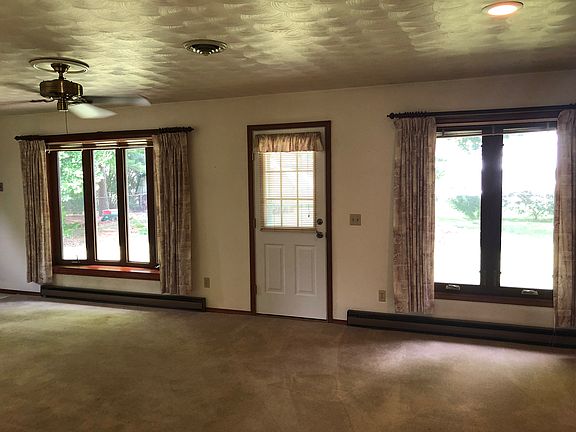 Bay window dining and family