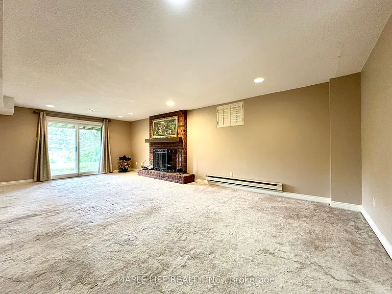 52 Prince Edward Blvd — Photo 40