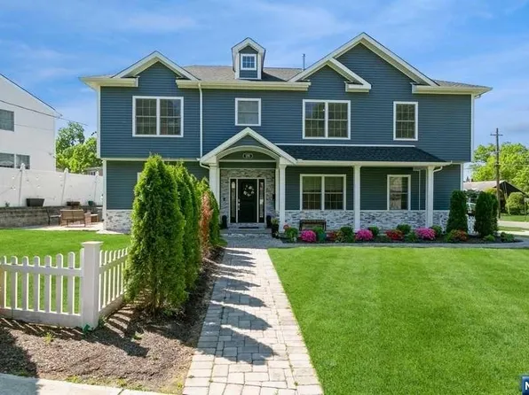 195 Van Saun Dr, River Edge, NJ 07661