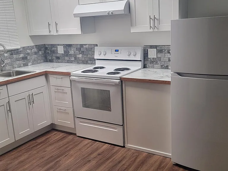 Alder Manor Apartments — Photo 8