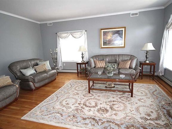 4th image of 296 Woodvale Ave