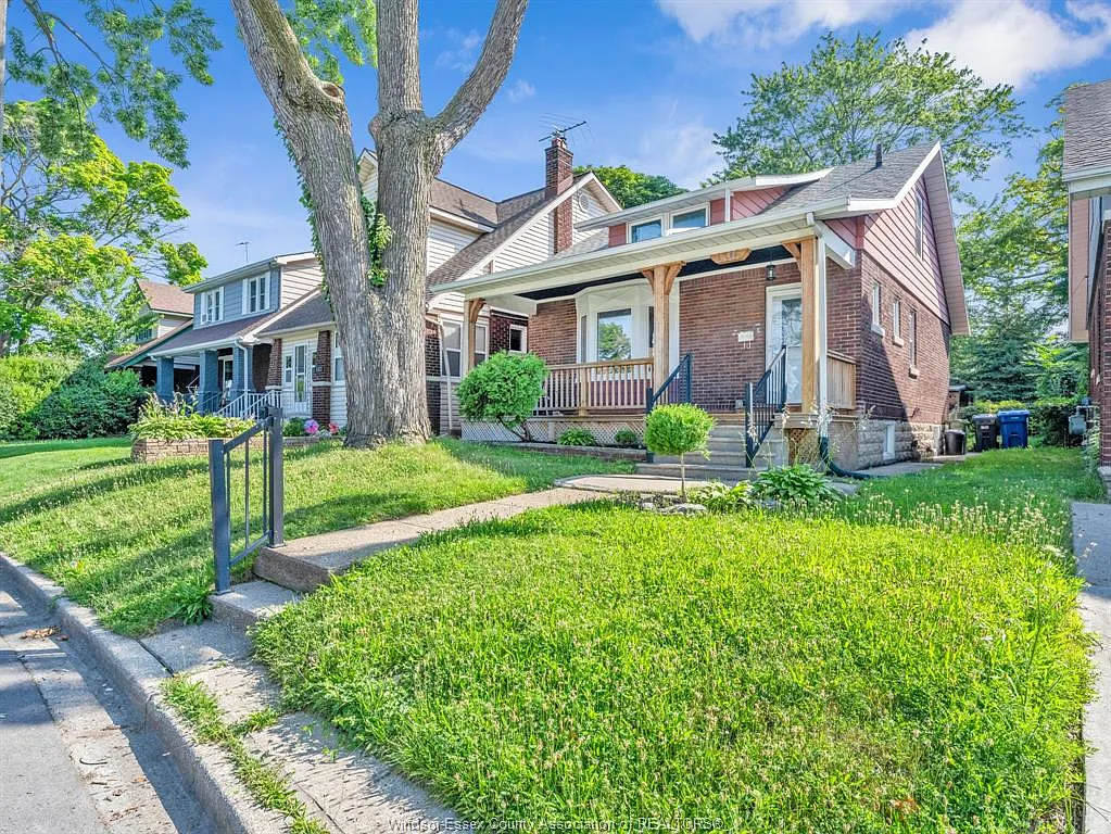 4 bed, $2,200 — Photo 2