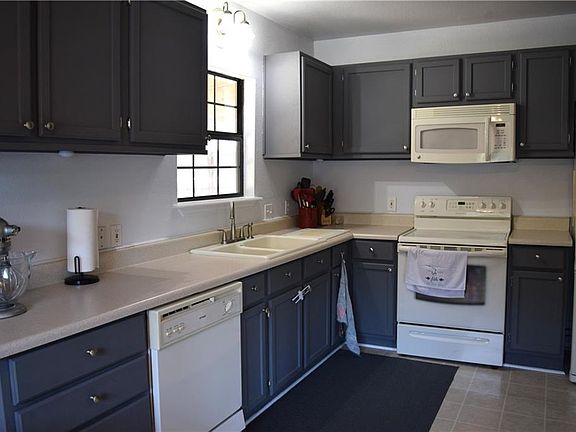 4th image of 520 Comal Ave