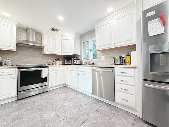 5th image of 318 Mystic St