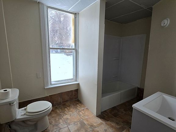 5th image of 615 E 10th St #2