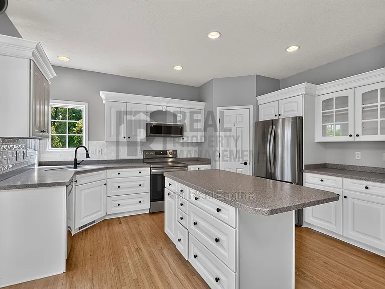 2305 NE Hanover Ct — Photo 10